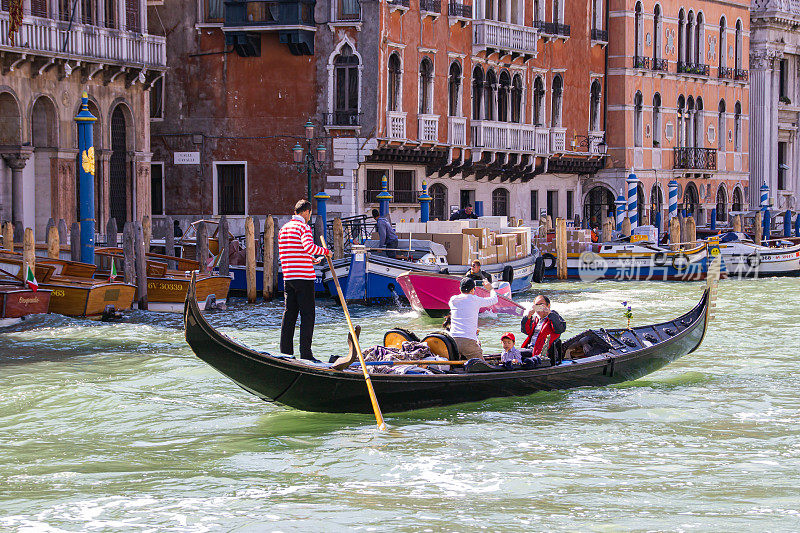 威尼斯的水道。意大利威尼斯大运河上的贡多拉船夫正在给游客们摇来摇去。