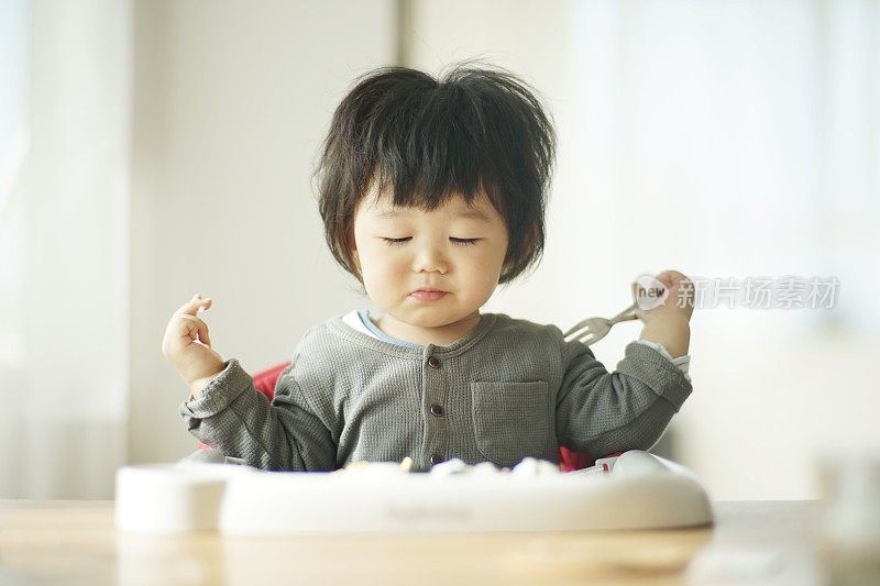 小男孩在家吃饭