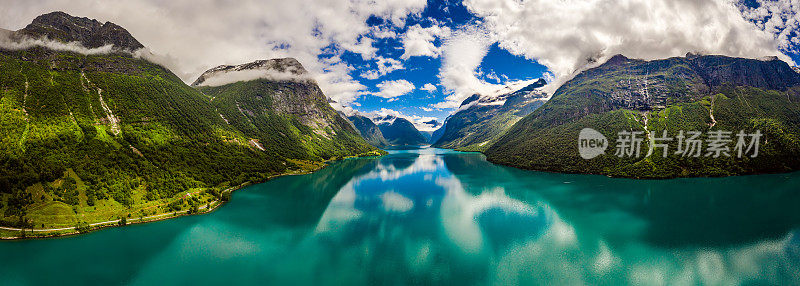 全景洛瓦内特湖美丽的自然挪威。