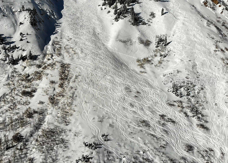 阿尔塔滑雪场位于犹他州的瓦萨奇山脉附近的盐湖城冬季的最高峰