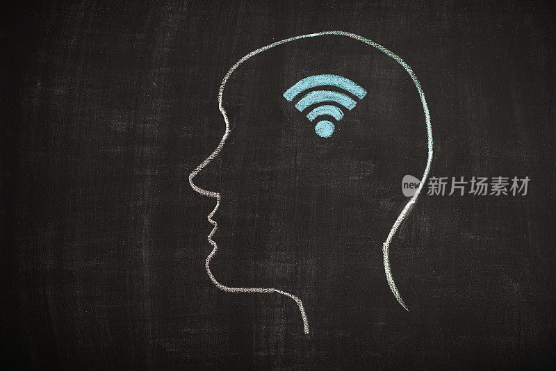 Wifi和人的头部轮廓黑板概念库存照片