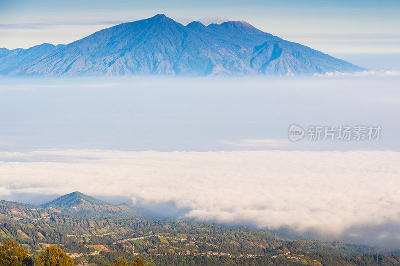 清晨在印度尼西亚东爪哇的布罗莫卡尔代拉。火山的形成有几座火山，以著名的布罗莫火山和塞默鲁火山为背景