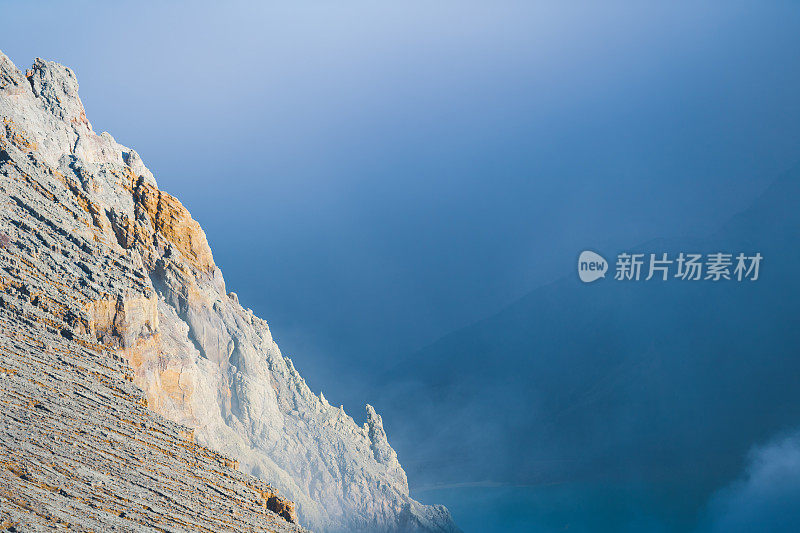 硫磺湖和冒烟的矿山山早上在卡瓦伊真火山印度尼西亚东爪哇