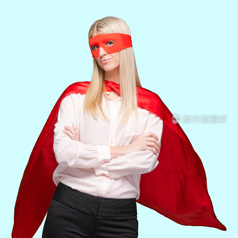 白人女超人站在有色背景前戴着面具伪装