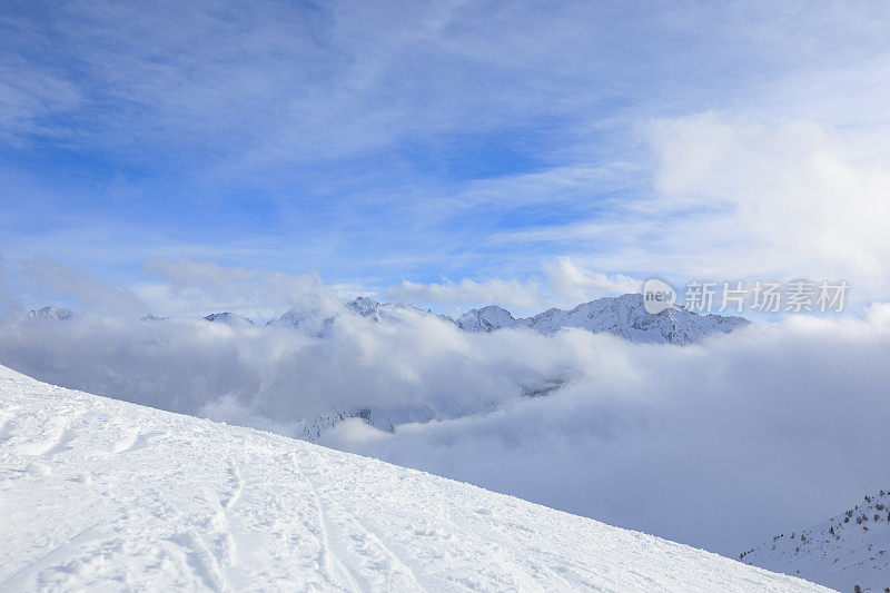 美丽的冬季高山景观滑雪场顶部有雪。阿尔卑斯山，白云岩，意大利，欧洲