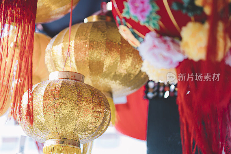 天花板上悬挂着中国的金色彩灯