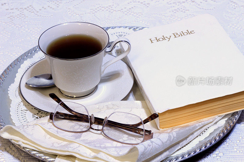 茶或咖啡托盘与圣经餐巾和杯子