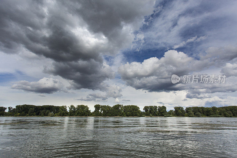 莱茵河-引人注目的天空和云彩