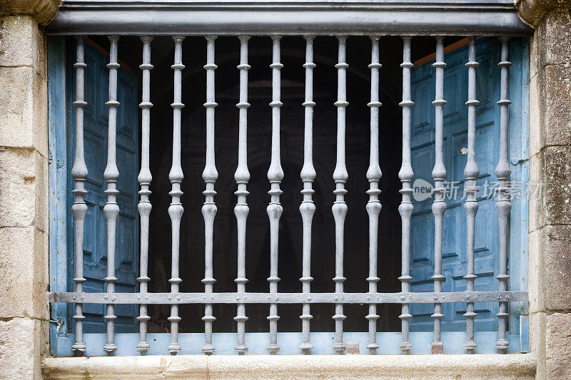 铸铁栏杆，窗户，石头立面，卡米诺德圣地亚哥，加利西亚，西班牙。