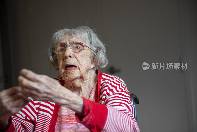 106岁的百岁老人伸出手