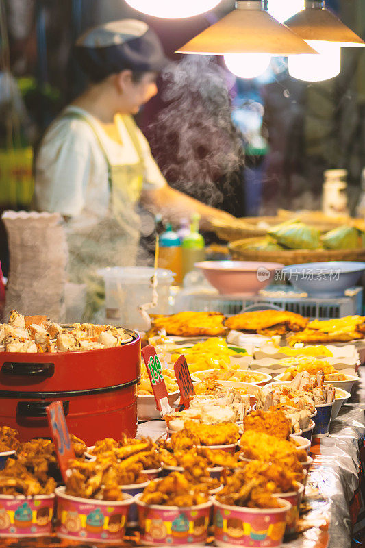 2020年3月5日泰国甲米当地街头市场的食品小贩