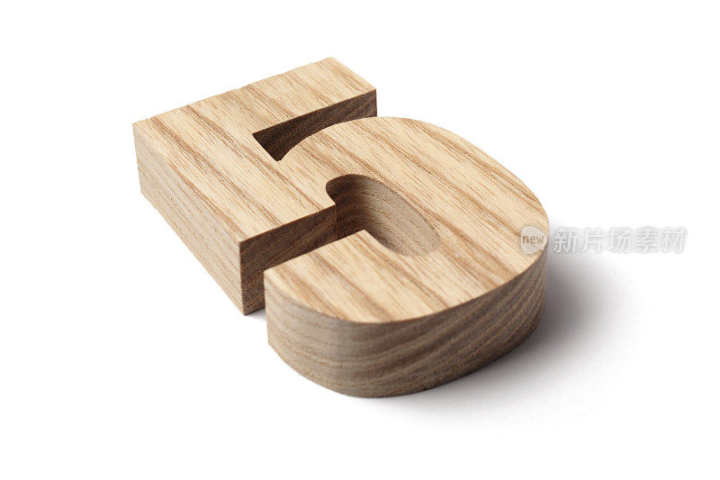 倾斜的木制数字5在白色的背景