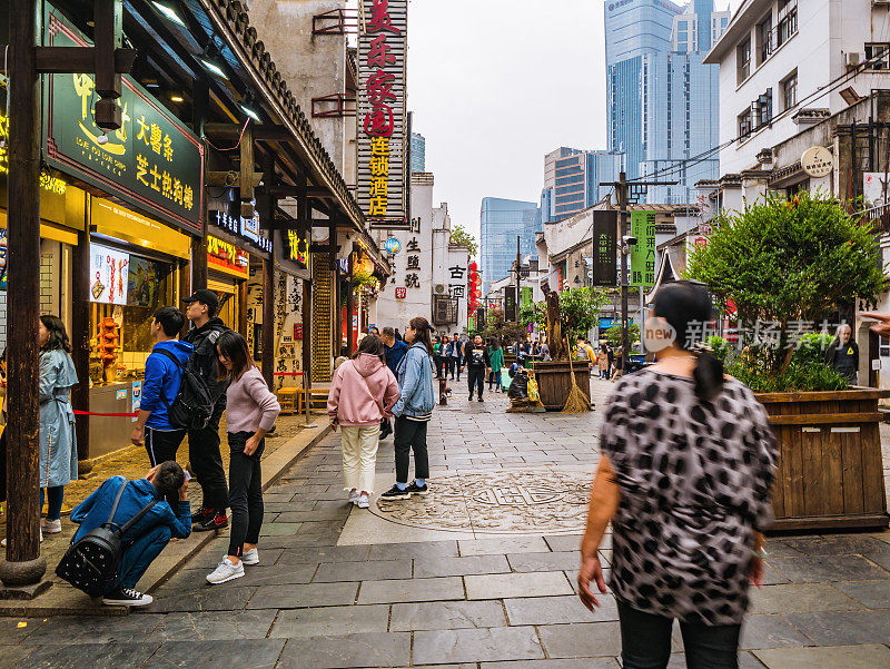陌生的人或游客走在中国湖南省长沙市太平老街上。太平老街是长沙市的标志性建筑之一