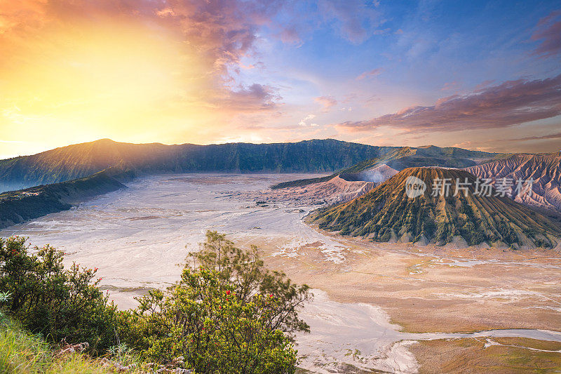 清晨在印度尼西亚东爪哇的布罗莫卡尔代拉。火山的形成有几座火山，以著名的布罗莫火山和塞默鲁火山为背景