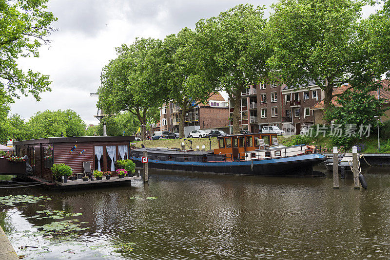 荷兰鹿特丹的水渠和旧船