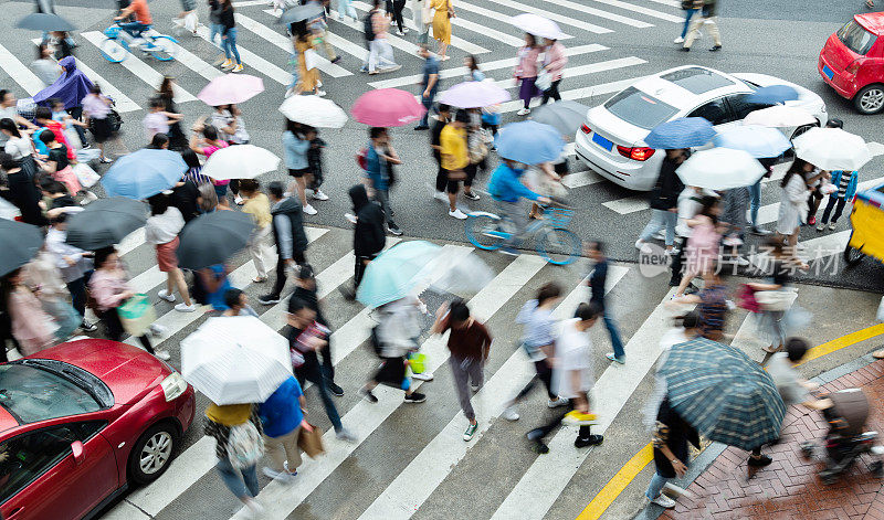 运动模糊了人行道上的人和汽车