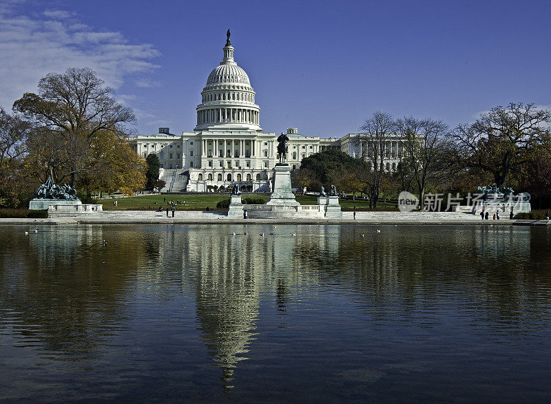 美国国会大厦前的倒影池位于华盛顿特区，它坐落在国家广场东端的国会山顶上。