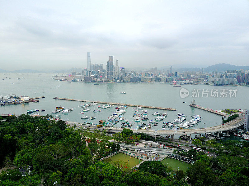 香港——夏季多云的一天，城市上空
