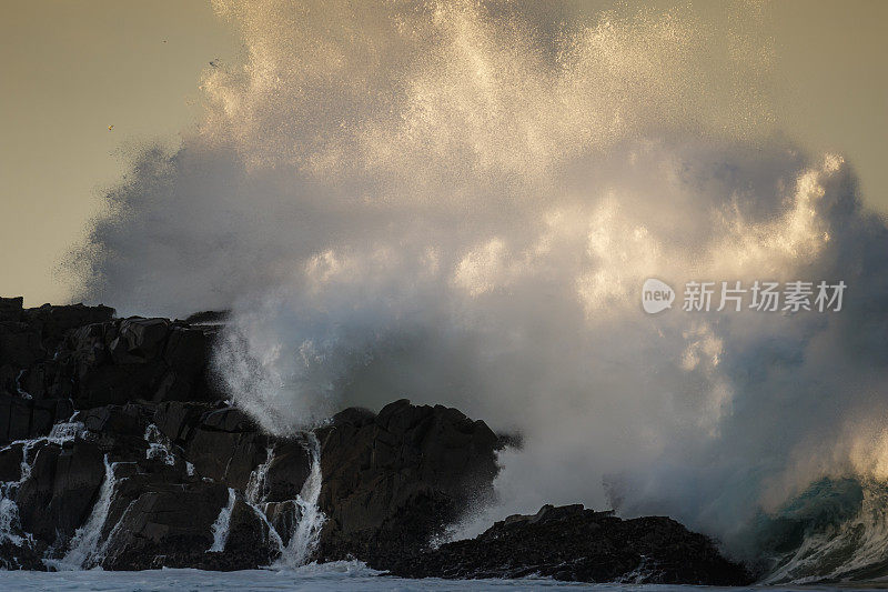 一个巨浪冲击着岩石