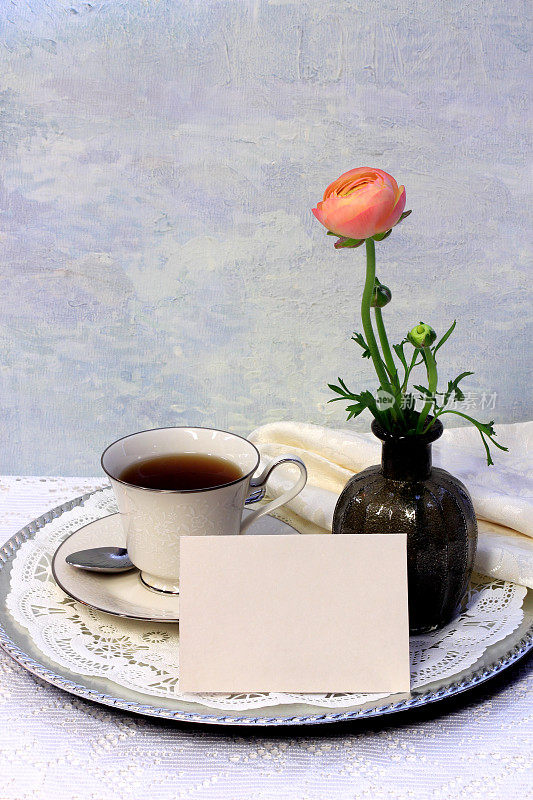 茶或咖啡托盘与鲜花和空白卡片