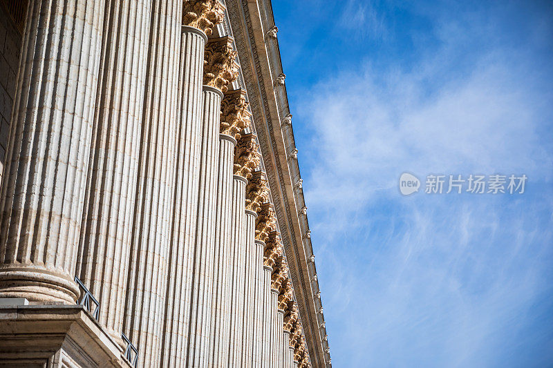 在充满活力的蓝天背景下，法国里昂市法院大楼的特写