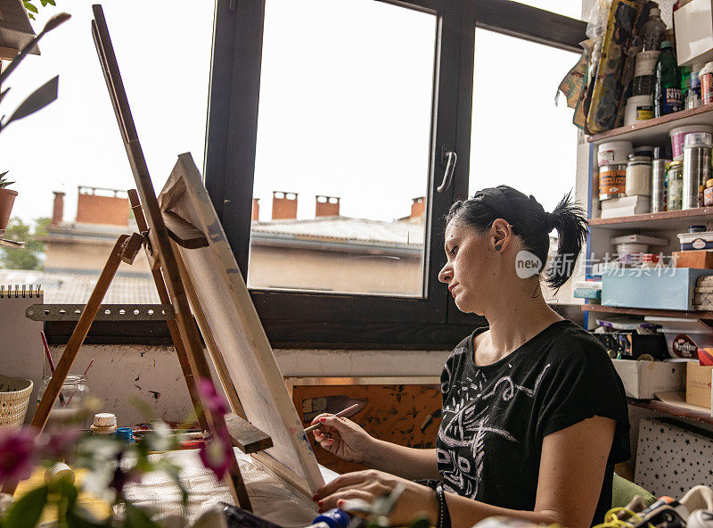 专注于中年女性画家定义她的油画与丙烯酸的颜色