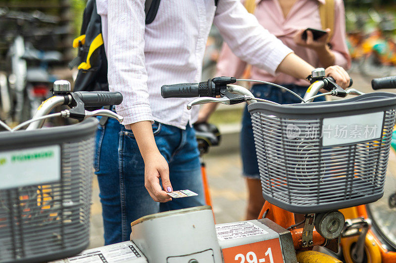 在台北，女学生背着背包租了一辆自行车