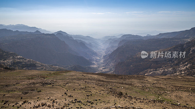 蜿蜒的道路和美丽的沙漠景观，尼博约旦山