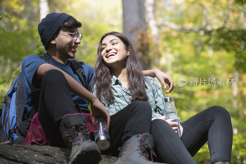 青少年朋友们在大自然中徒步旅行