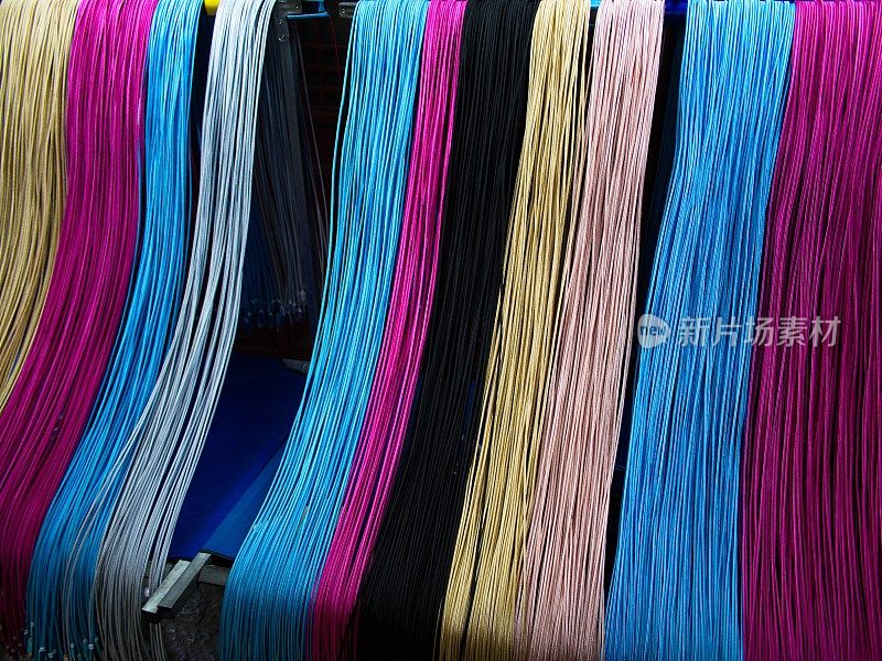 彩色的条纹织物。洛阳老城市场彩绸零售商店。2018年10月14日河南省洛阳市。