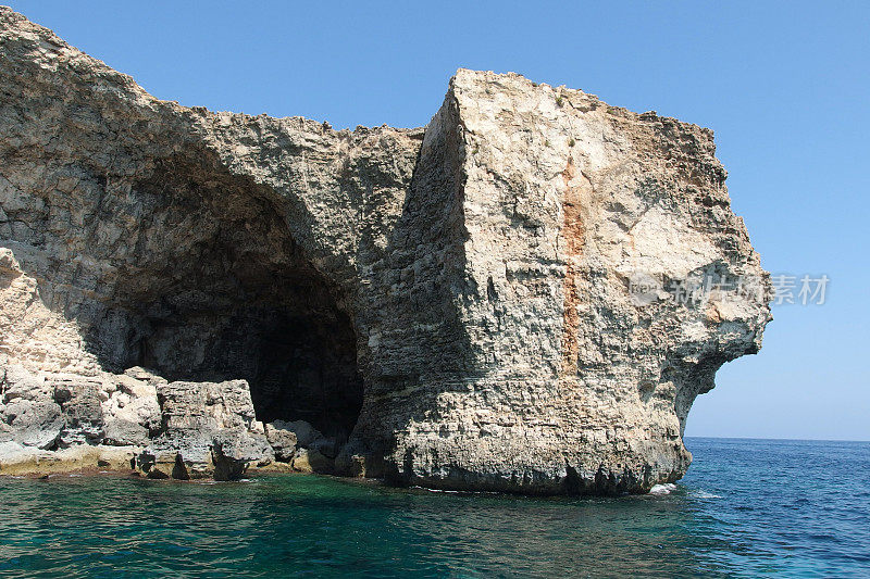 马耳他岛上的蓝色洞穴和美丽的蓝色海洋