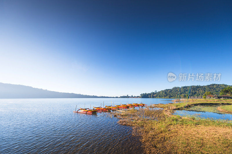 日出的早晨时间在自然景观热带印度尼西亚，巴厘岛海。