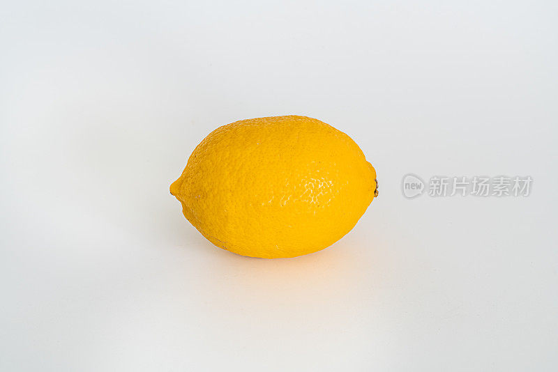 白色背景上的新鲜柠檬