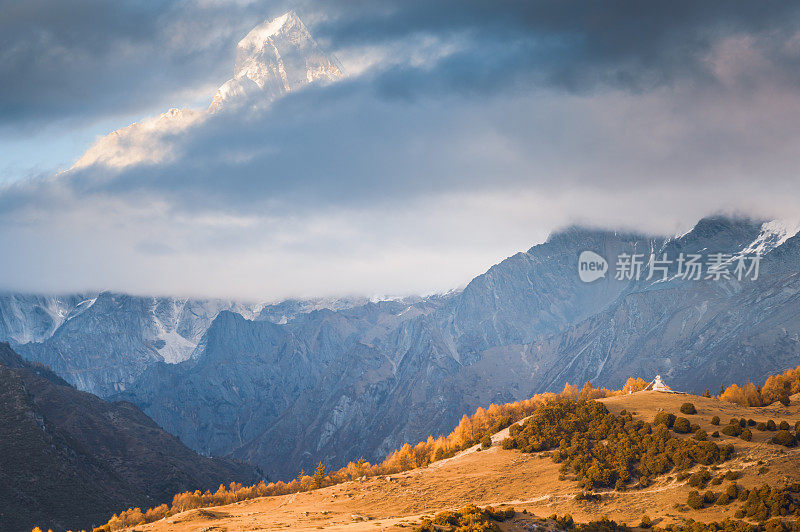 中国，西藏，四川，亚丁，香格里拉山，秋天的自然景观