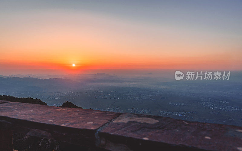 日出时的山脉和城市