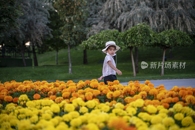 孩子们在公园的花丛中玩耍