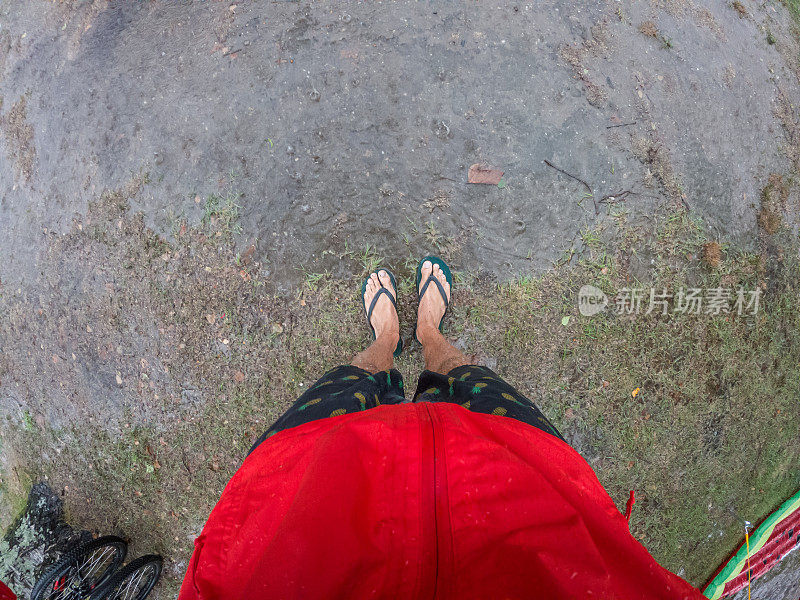 一个人在露营时被暴风雨困住了脚