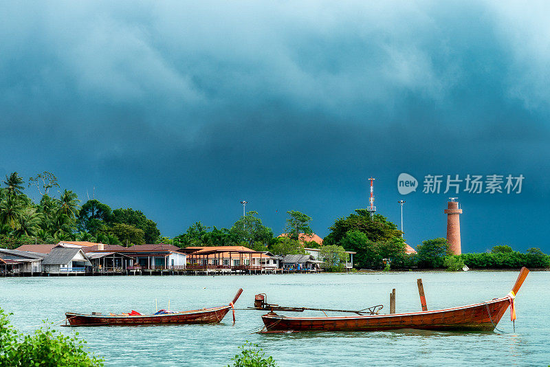 季风热带风暴云接近长尾船，泰国