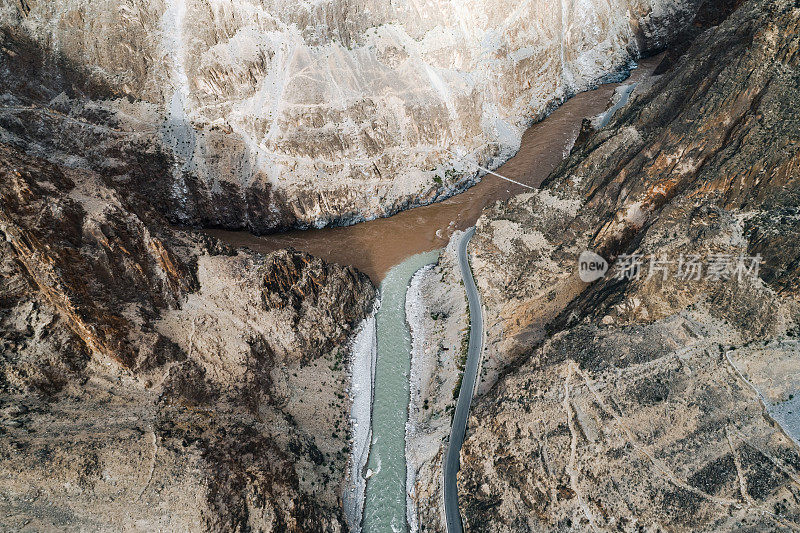 云南-西藏公路上的怒江大峡谷的航拍照片