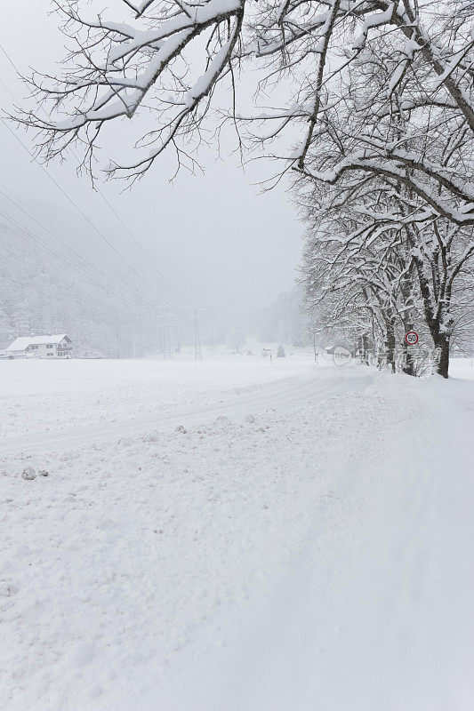 乡村道路陷在厚厚的积雪中