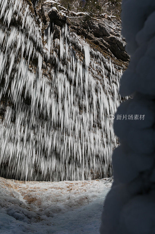 寒冷的早晨冰冻的伯里尼克瀑布