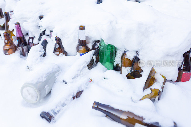 冬天雪地里的空啤酒瓶