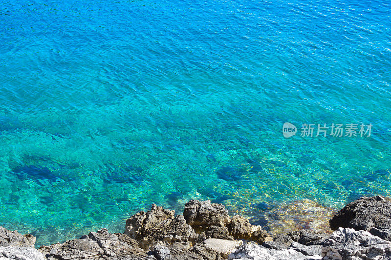 美丽，透明的亚得里亚海，克罗地亚岛。无情的海岸