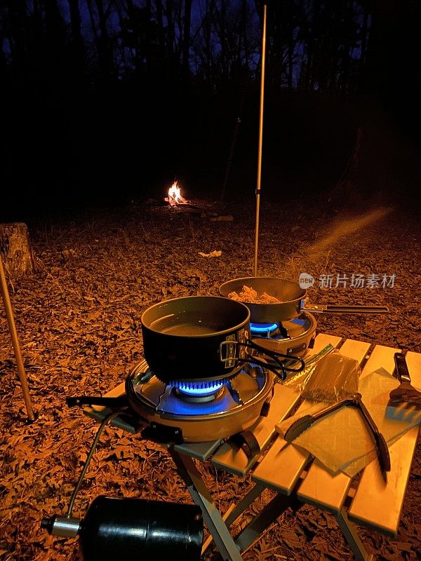 晚上用野营炉做饭