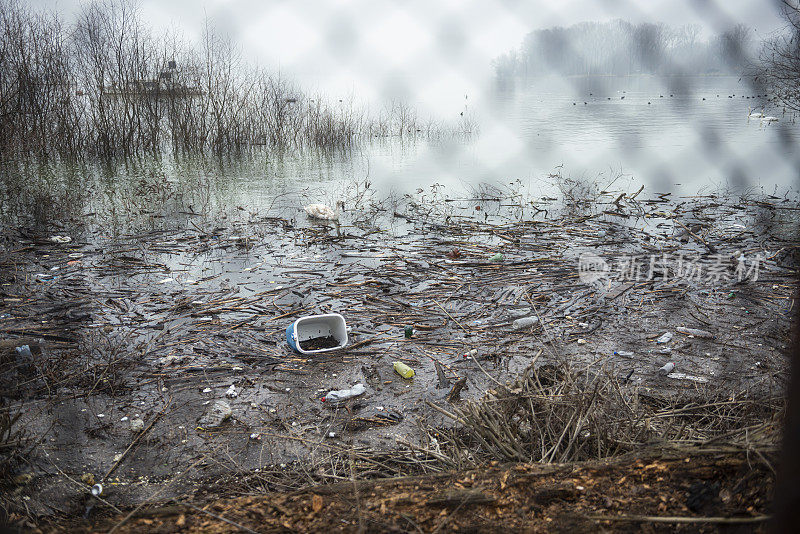 Pollution-trash在河