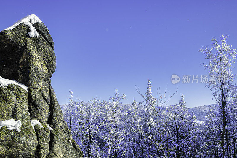 美丽的雪山冬季景观