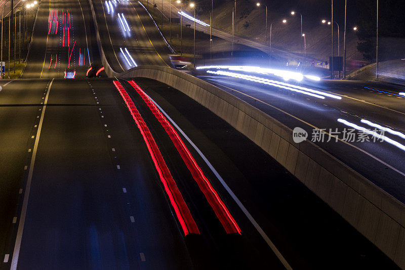 夜间高速公路上行驶的汽车留下的灯光痕迹