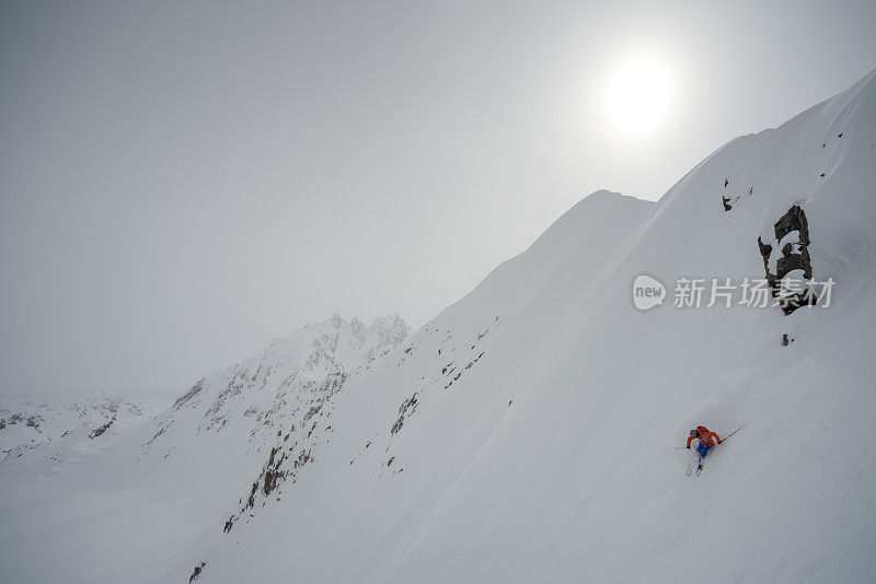 极速滑雪者穿过粉状雪下山