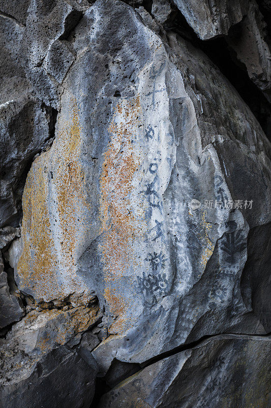 美国加州熔岩床国家纪念碑符号桥洞的岩画