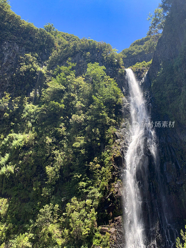 在美丽的夏日里，马德拉岛附近的山区里的里斯科瀑布Rabaçal和勒瓦达做里斯科步道